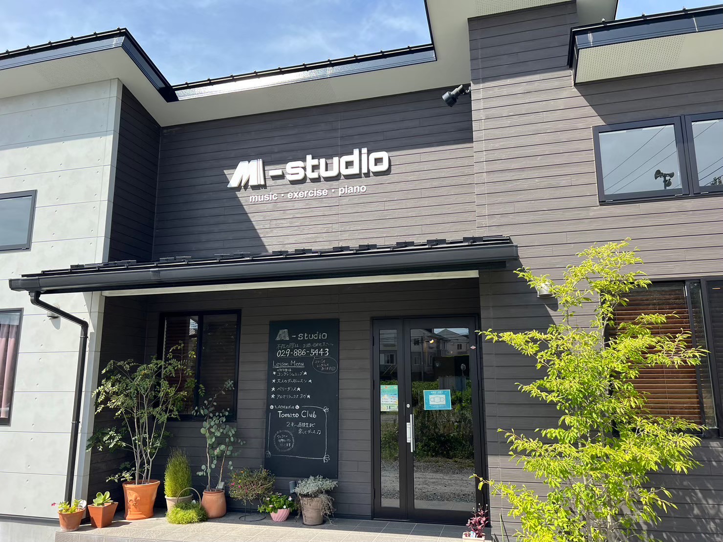 M-studioの看板と入口